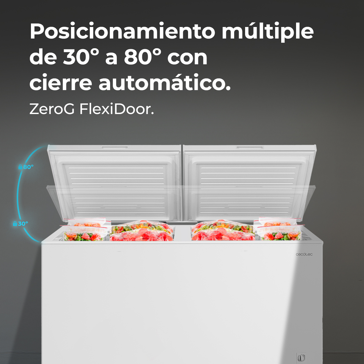 Un congelatore orizzontale bianco con due coperchi aperti, pieno di pacchi di cibo congelato.