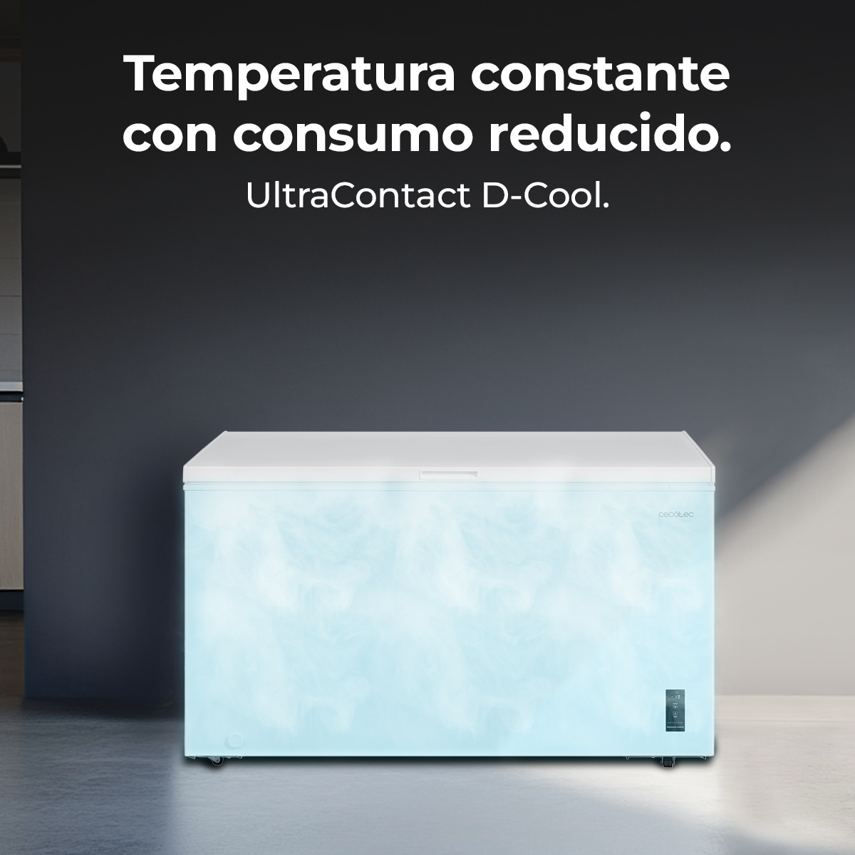 Un congelatore orizzontale blu con logo Cecotec e pannello.