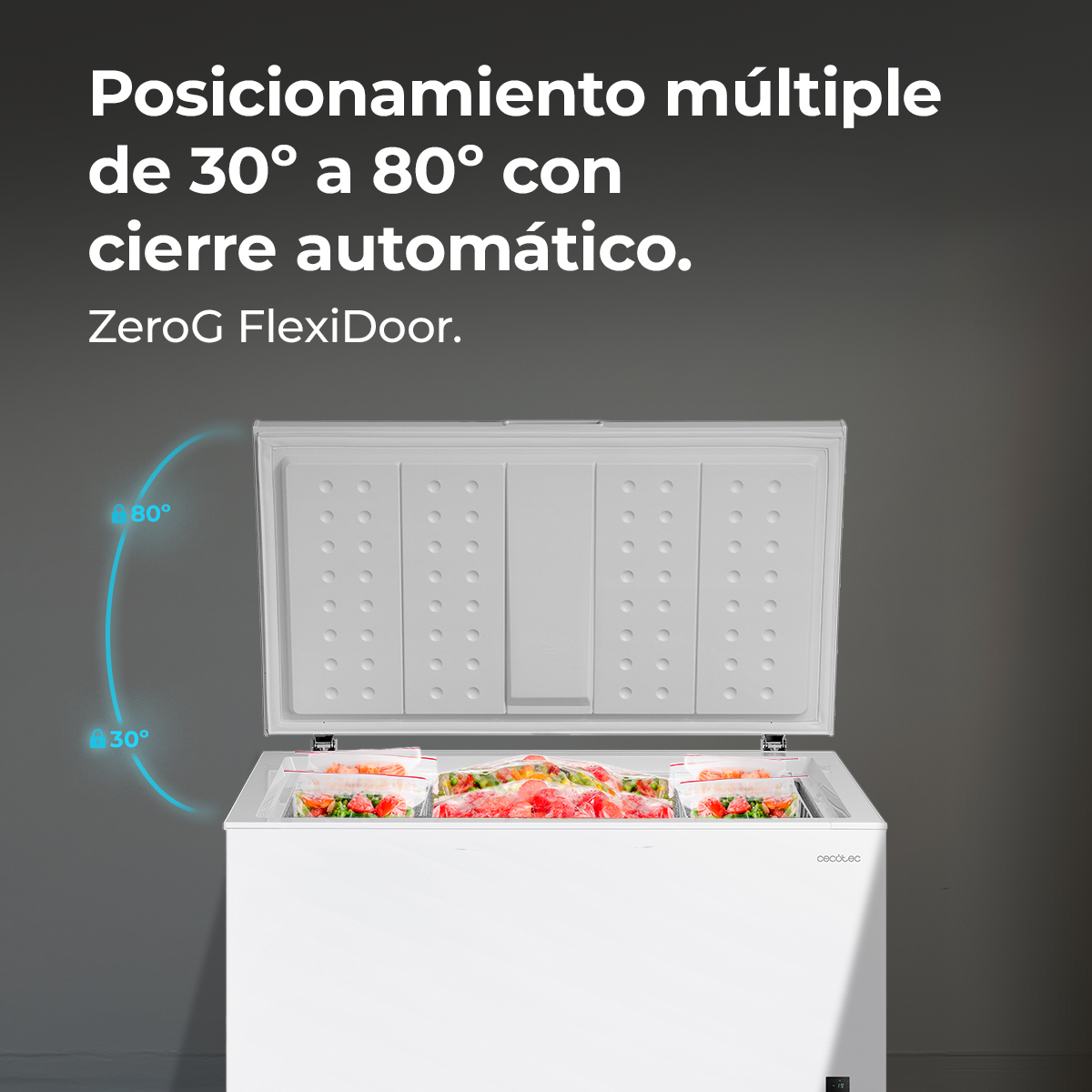 Un congelatore a pozzetto bianco con coperchio aperto, pieno di cibo in sacchetti.