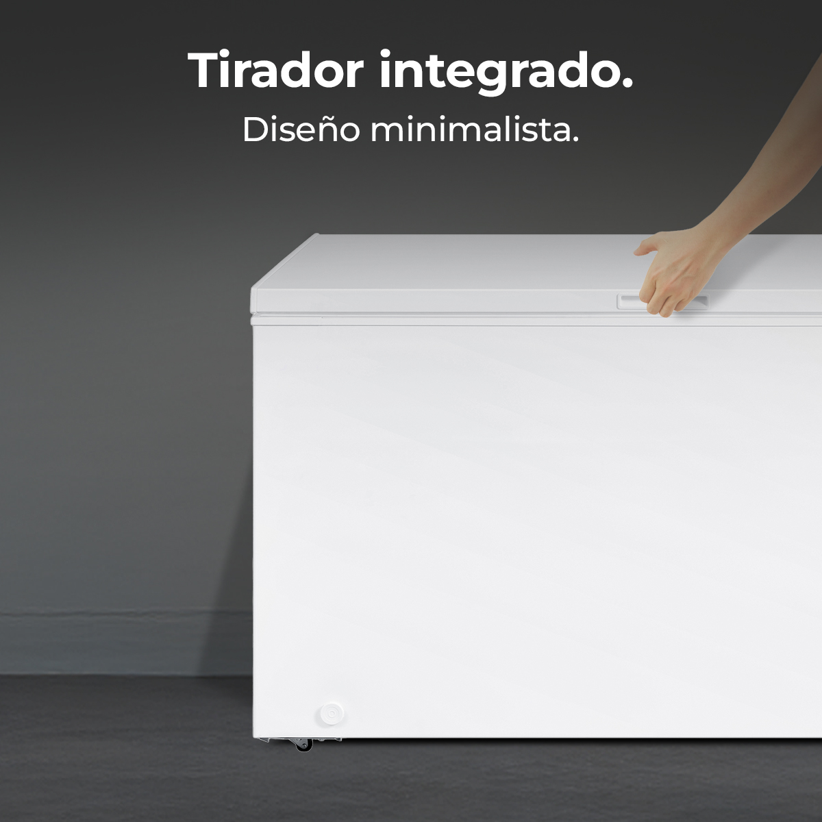 Congelatore bianco con maniglia integrata. Mano apre il coperchio.