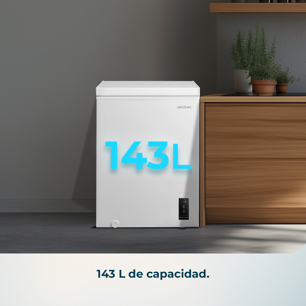 Un congelatore a pozzetto bianco da 143L si trova accanto a un mobile in legno.
