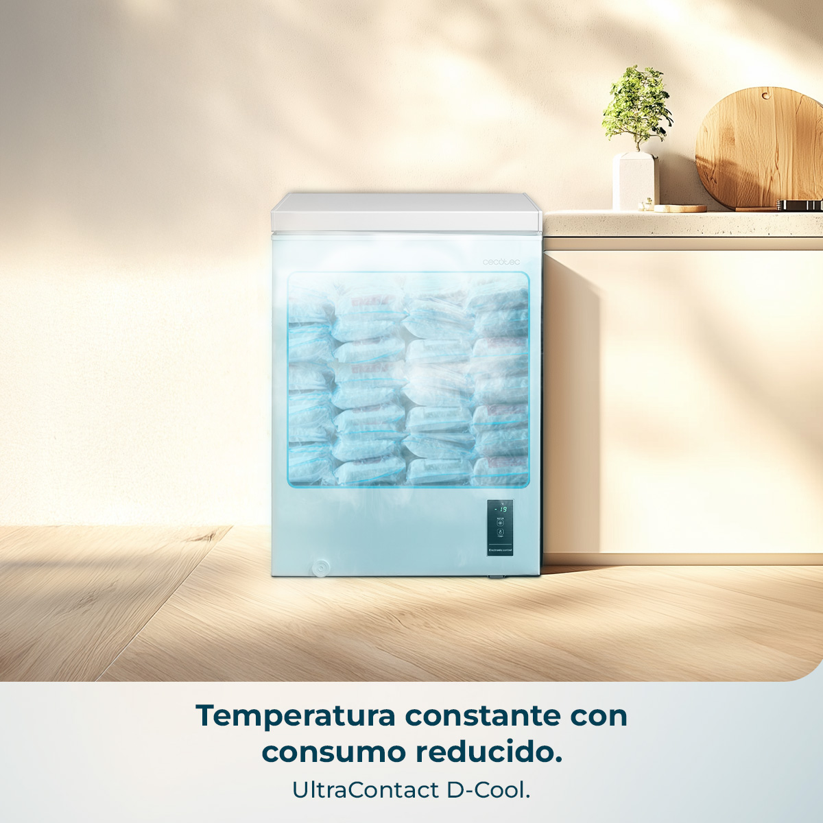 Un congelatore a pozzetto bianco con coperchio trasparente, pieno di cibi surgelati.