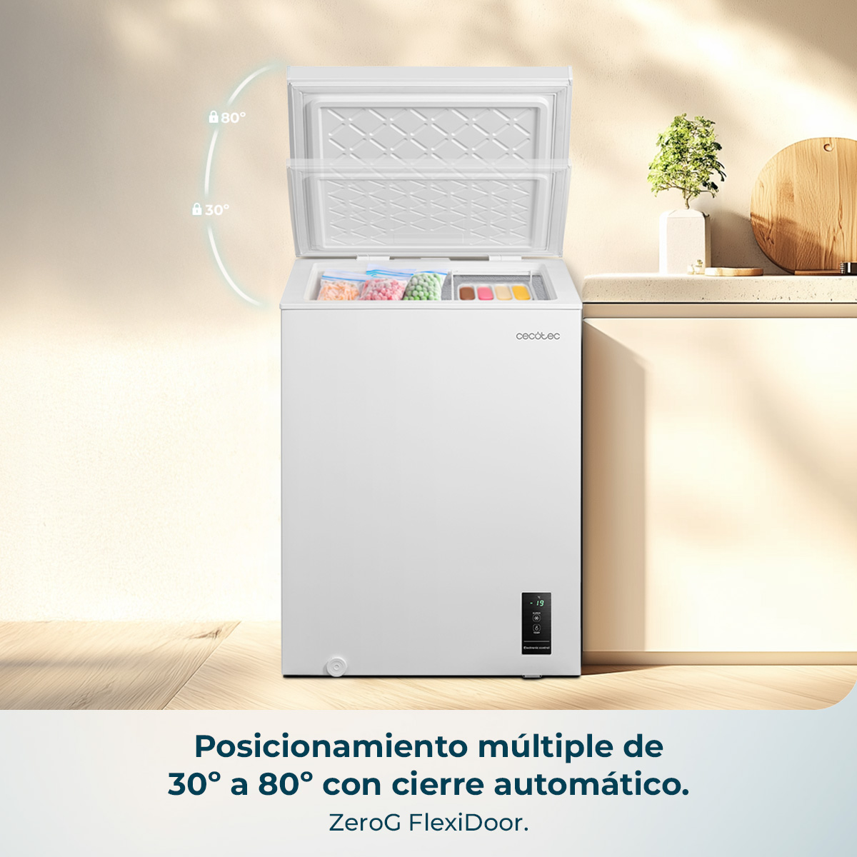Un congelatore a pozzetto bianco con coperchio aperto, pieno di cibo.