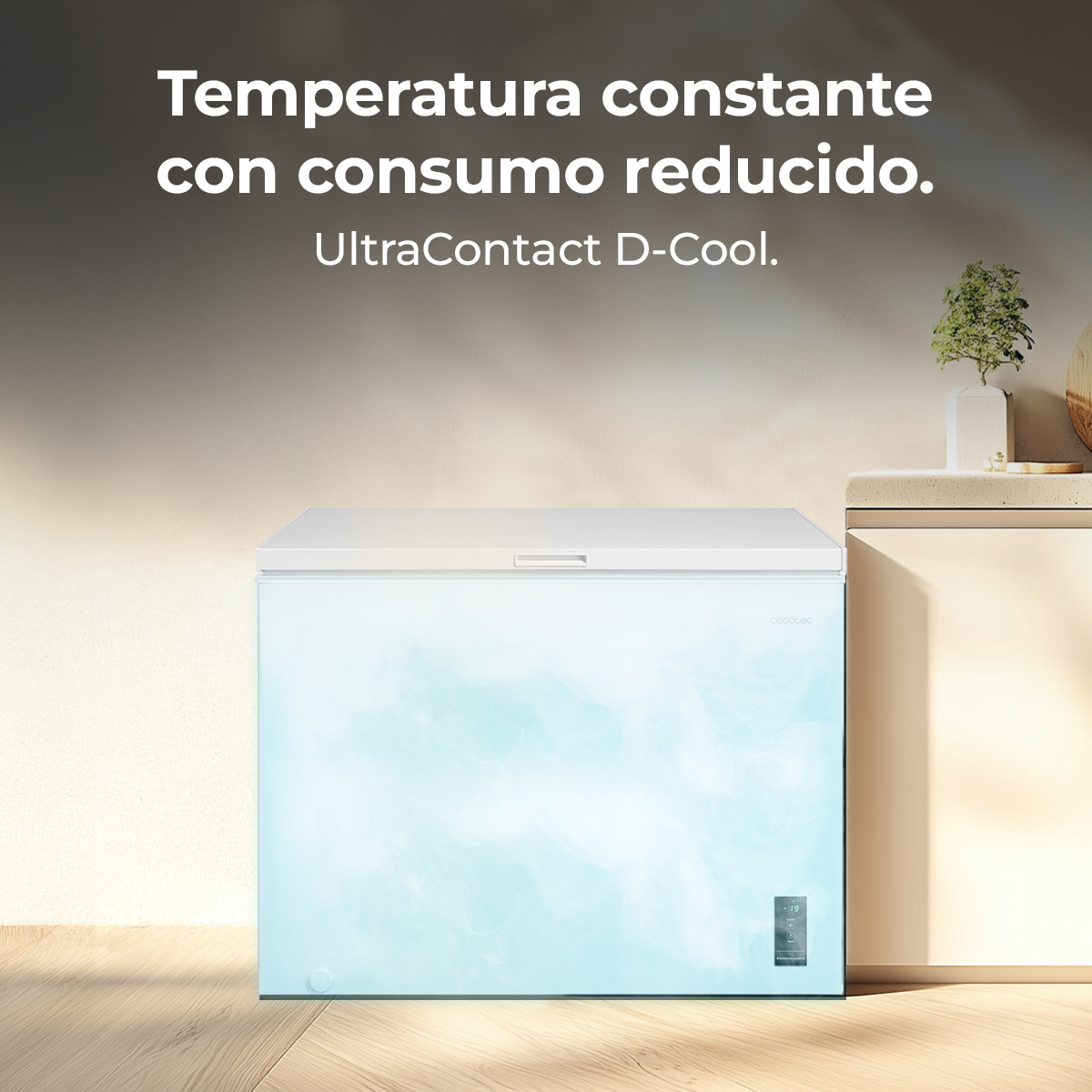 Un congelatore a pozzetto bianco con luce blu e motivo a nuvole sul davanti.