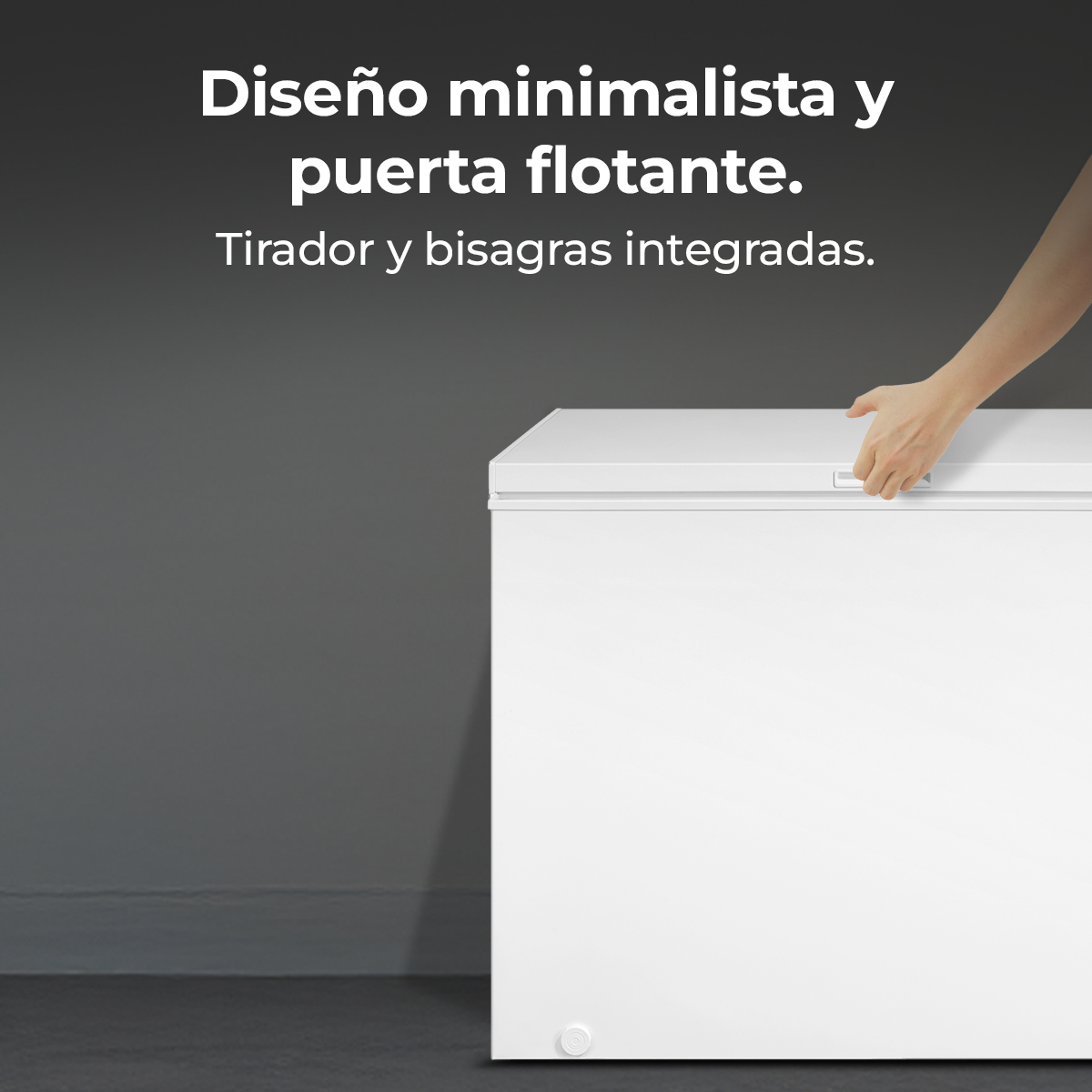 Congelatore a pozzetto bianco con mano che apre il coperchio. Design minimalista.