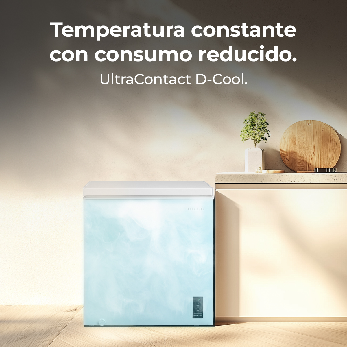 Un congelatore a pozzetto blu con coperchio bianco su pavimento in legno.