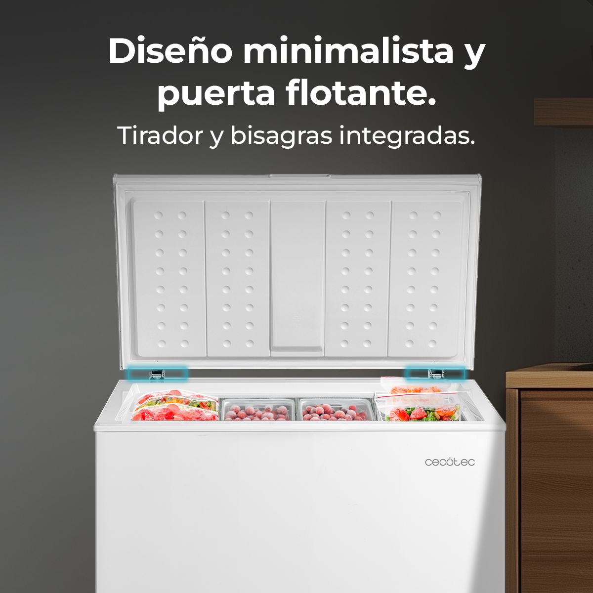 Un congelatore a pozzetto bianco con coperchio aperto, pieno di frutta e verdura congelate.
