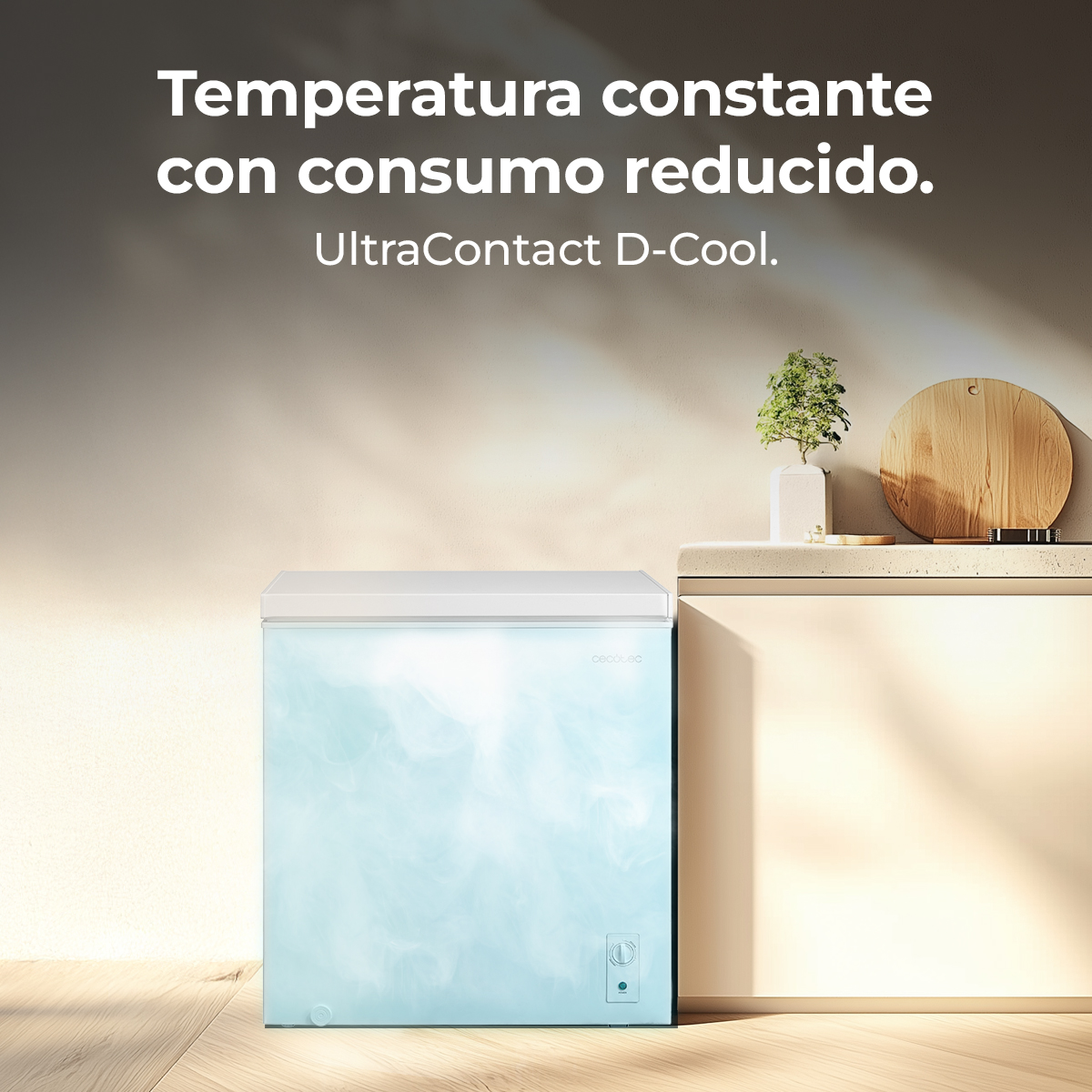 Un congelatore orizzontale blu con coperchio bianco poggia su un pavimento in legno.
