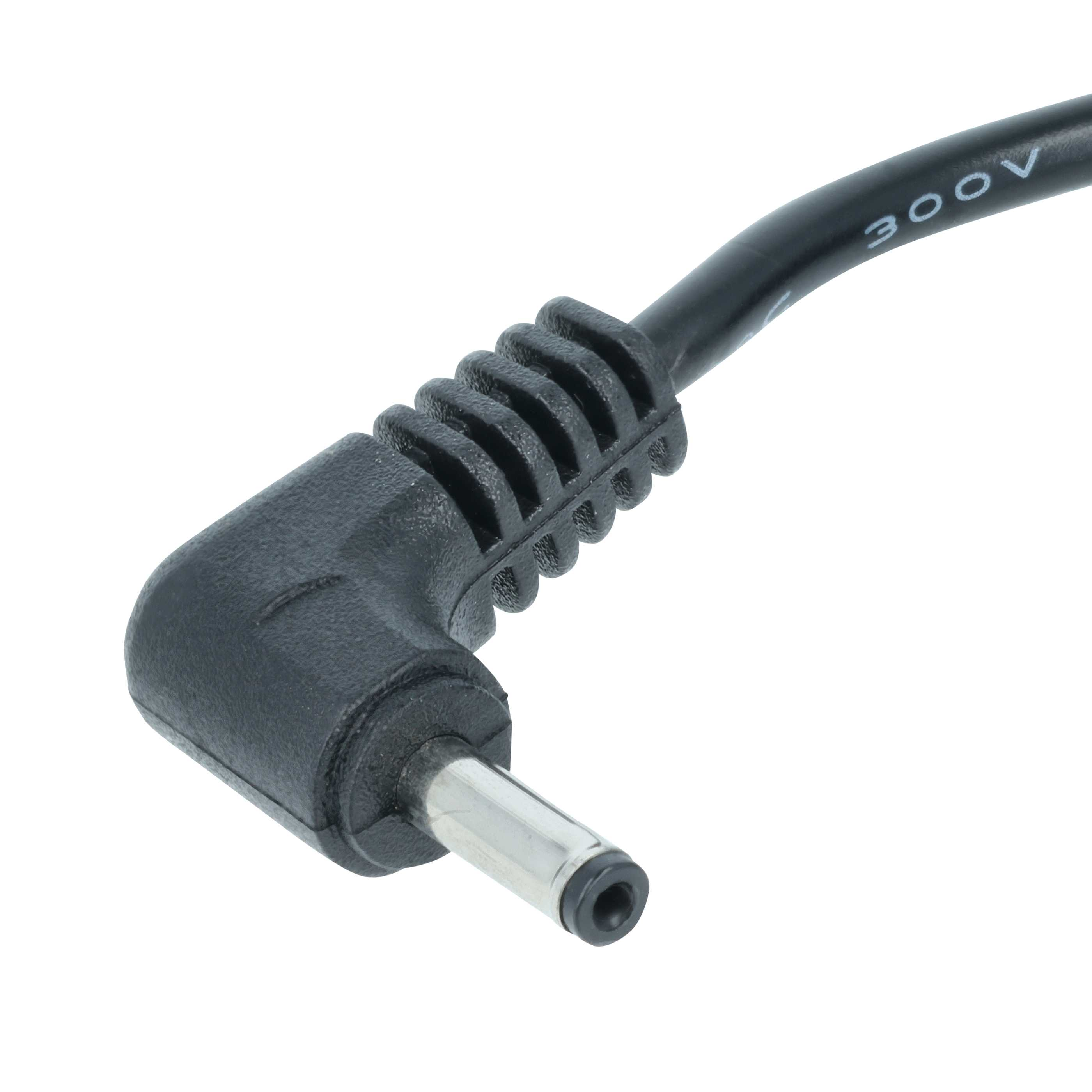 Ein schwarzes Kabel mit einem Winkelstecker und Metallspitze, 300V.
