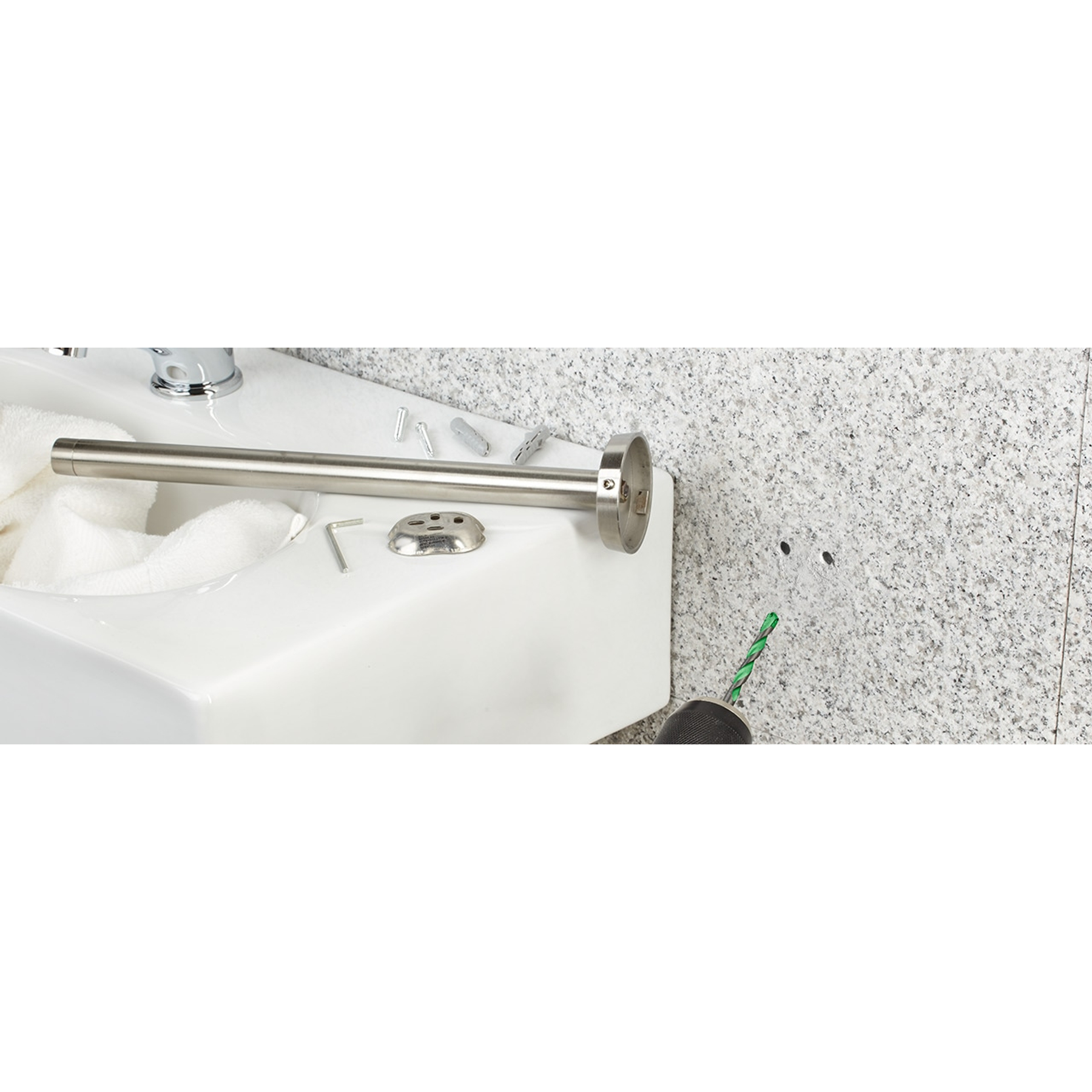 Badezimmerinstallation: Bohrer bohrt Loch in geflieste Wand, Werkzeug und Halter auf Waschbecken.