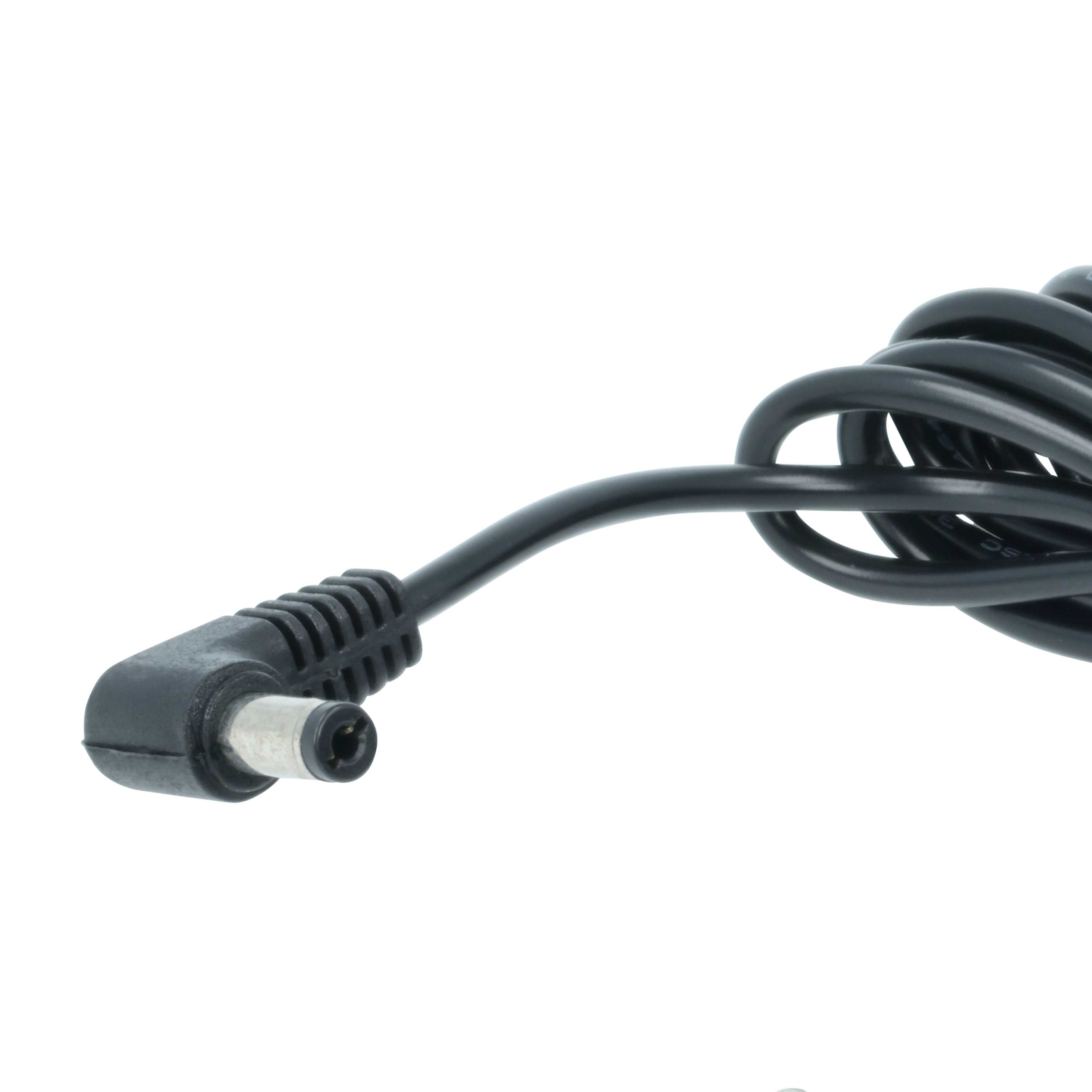 Ein schwarzes Kabel mit einem abgewinkelten Stecker, auf weißem Hintergrund.