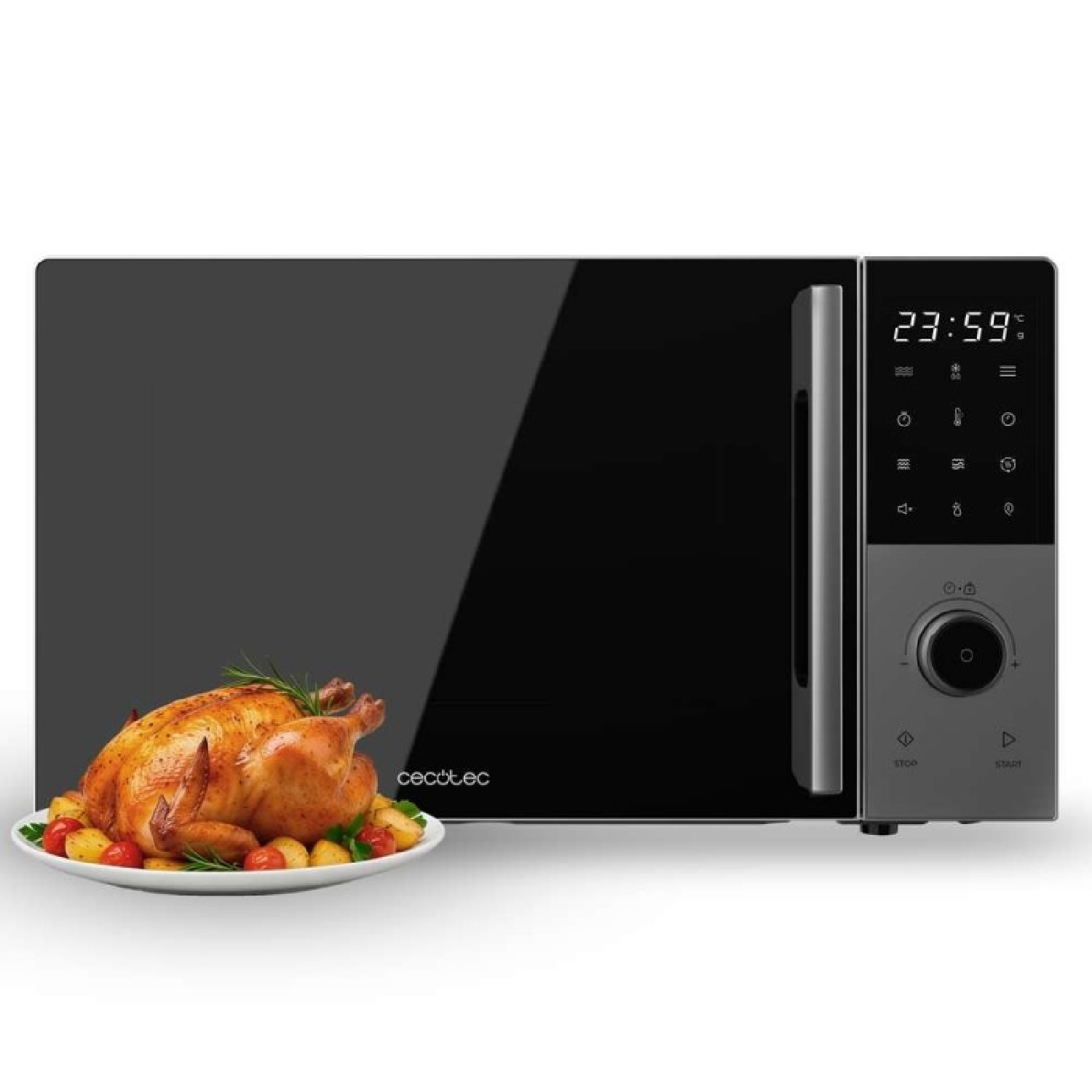 Un pollo arrosto con patate e pomodorini davanti a un forno a microonde.