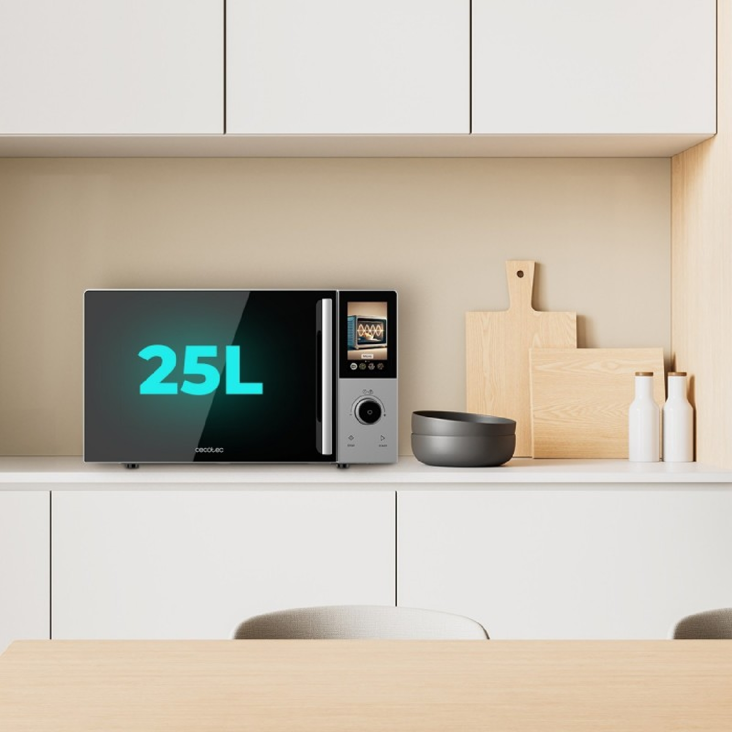 Un microonde con display da 25L si trova su un bancone accanto a delle ciotole.