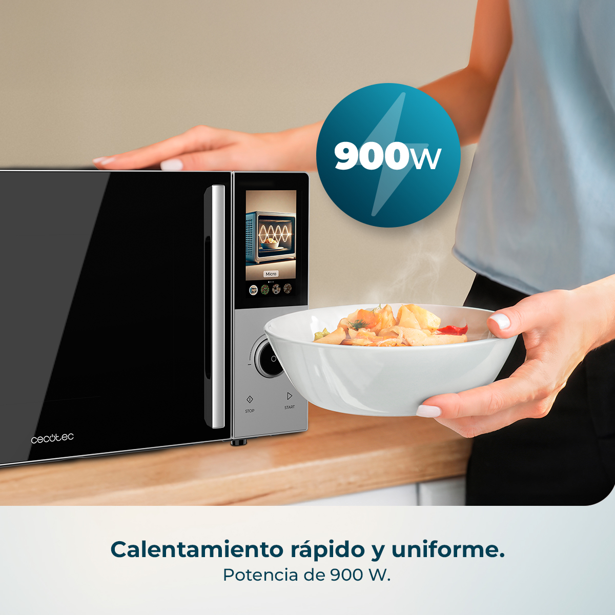 Una persona toglie una ciotola di cibo caldo da un forno a microonde.