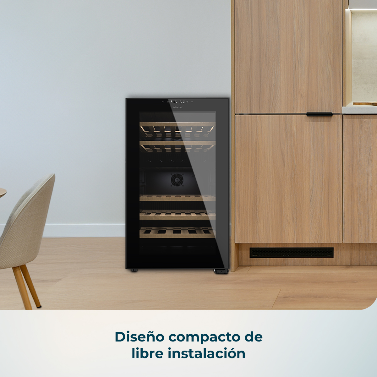 Una vinoteca negra junto a armarios de madera con una silla al lado.