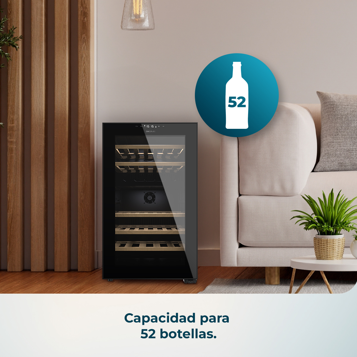 Una vinoteca negra con capacidad para 52 botellas junto a un sofá.