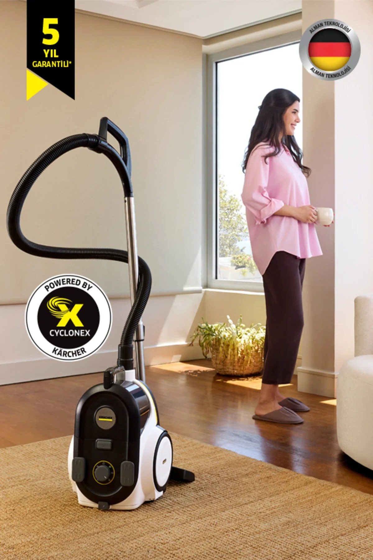 Halı üzerinde Karcher süpürge. Bir kadın kahve fincanı tutuyor.