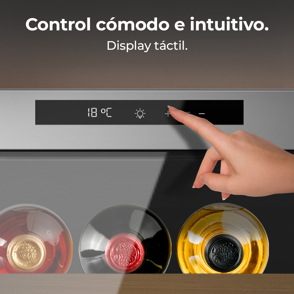 Una mano tocca un display touchscreen che mostra 18°C. Tre bottiglie sono visibili.