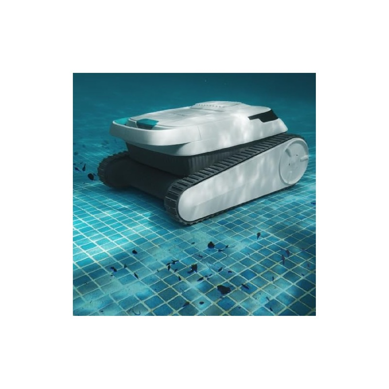 Ein weißer Poolroboter mit Ketten fährt über den blau gekachelten Poolboden.