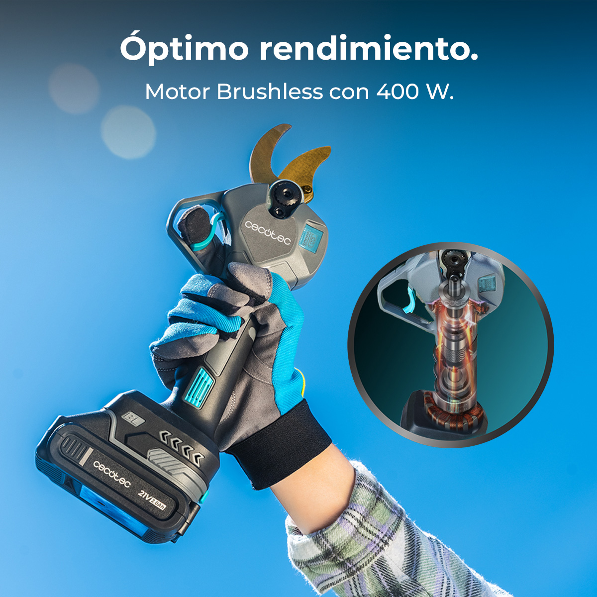 Mano sujeta podadora a batería con detalle de mecanismo de corte. Cielo azul.