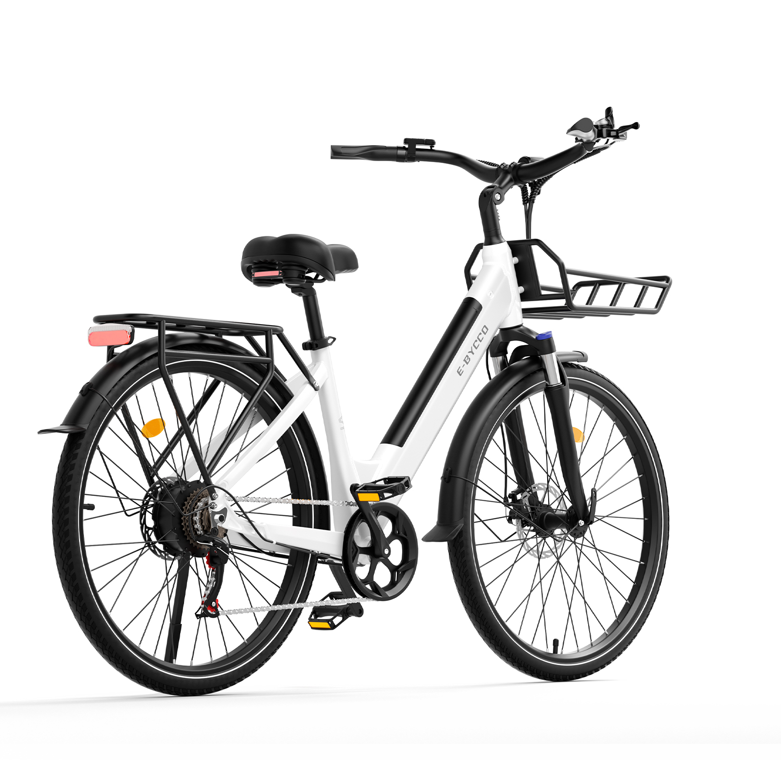 Biały rower elektryczny z czarnymi bagażnikami i przednim koszem, na białym tle.