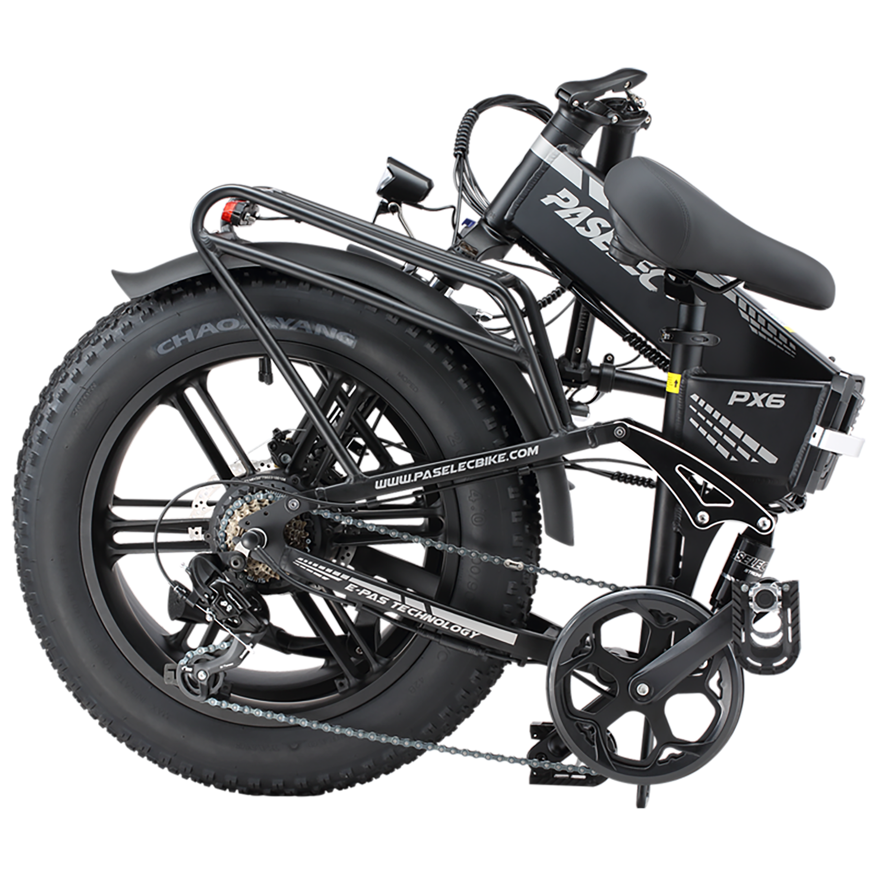 Czarny rower elektryczny z grubymi oponami, bagażnikiem i tylnym światłem na czarnym tle.