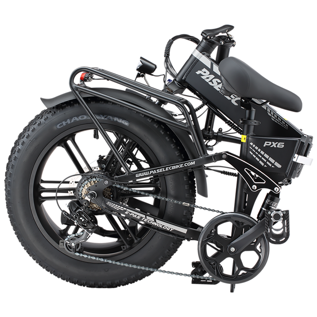 Czarny rower składany z grubymi oponami, bagażnikiem i napędem łańcuchowym.