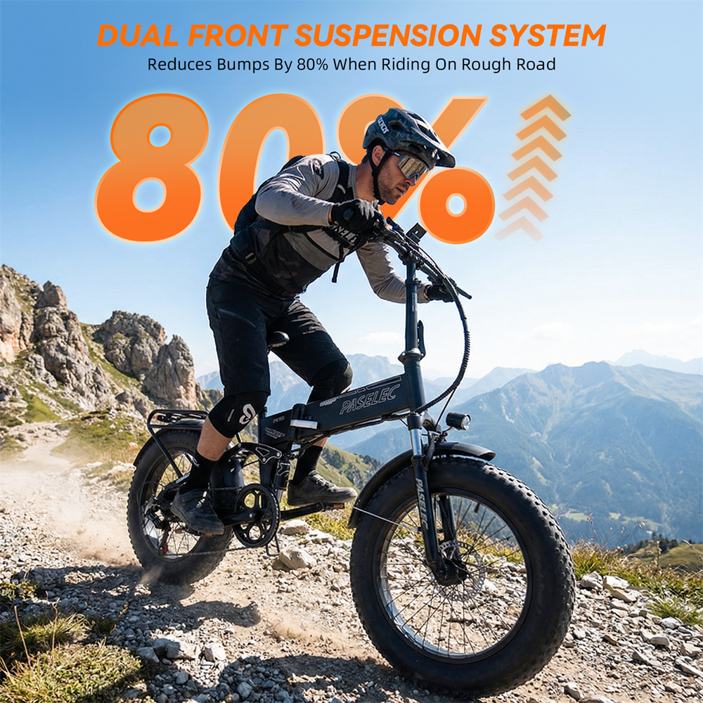 Mężczyzna na rowerze elektrycznym na polnej drodze, góry w tle. 80% zniżki.