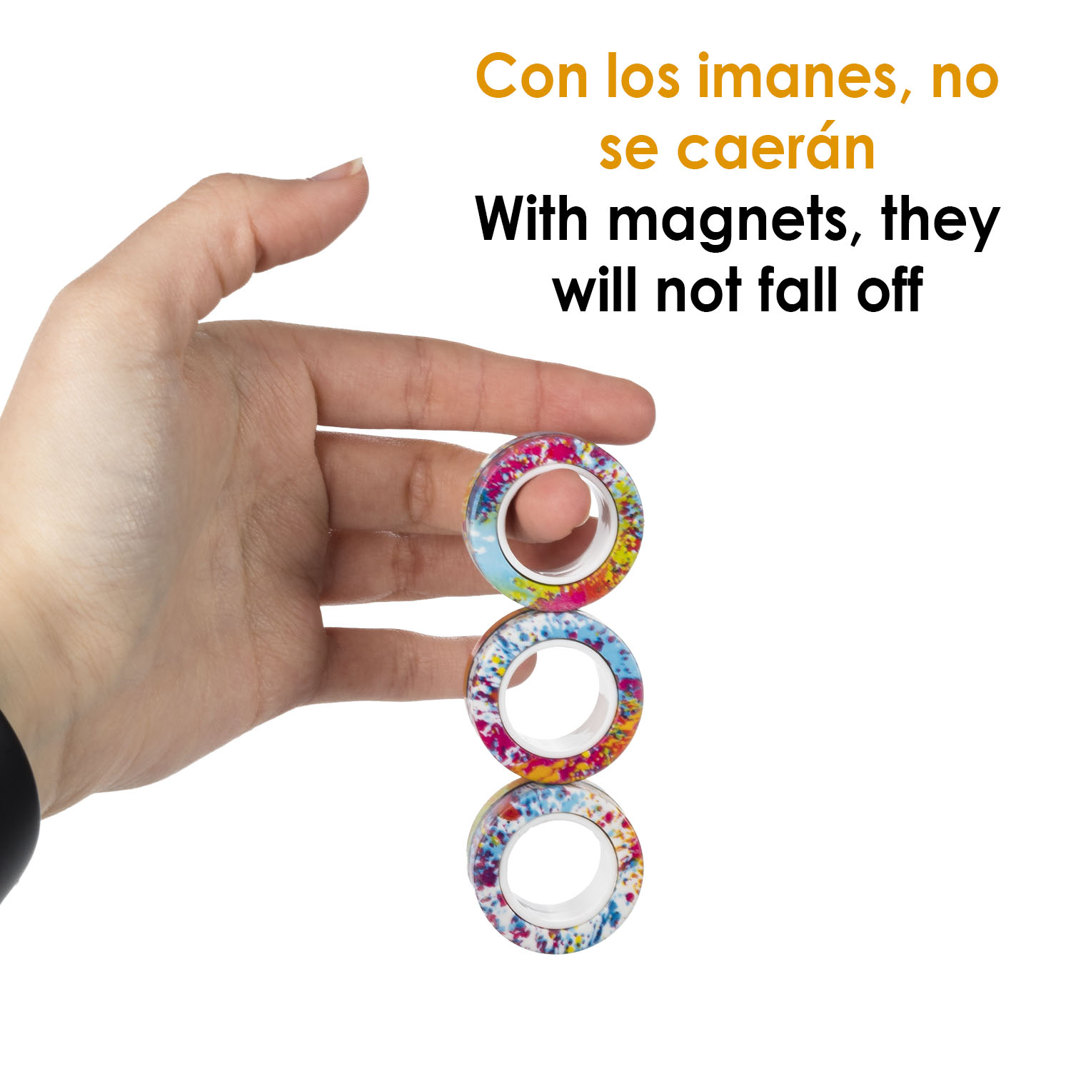 Mano tiene tre anelli magnetici colorati impilati uno sull'altro.