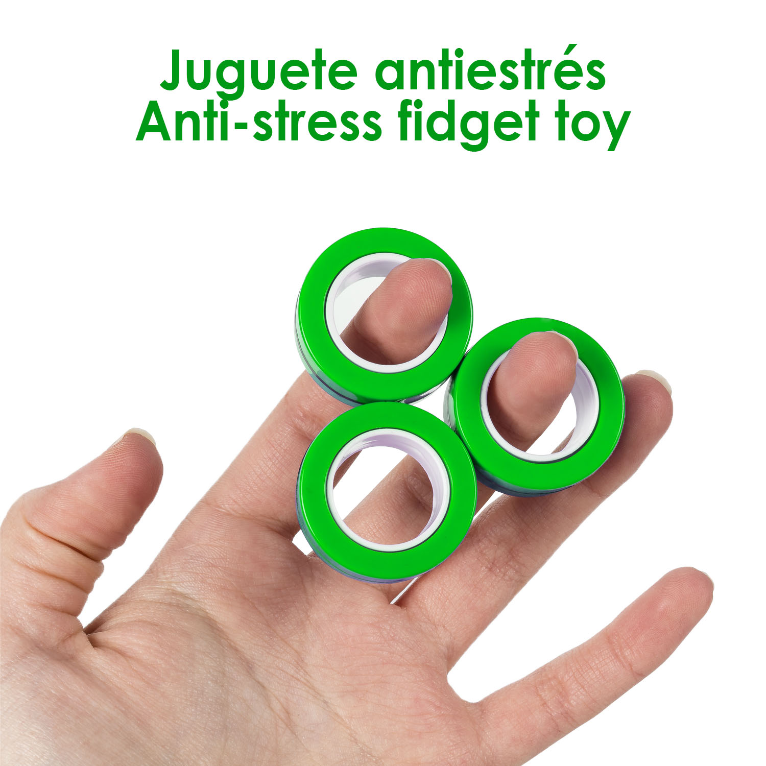 Tre anelli magnetici verdi tenuti su una mano.