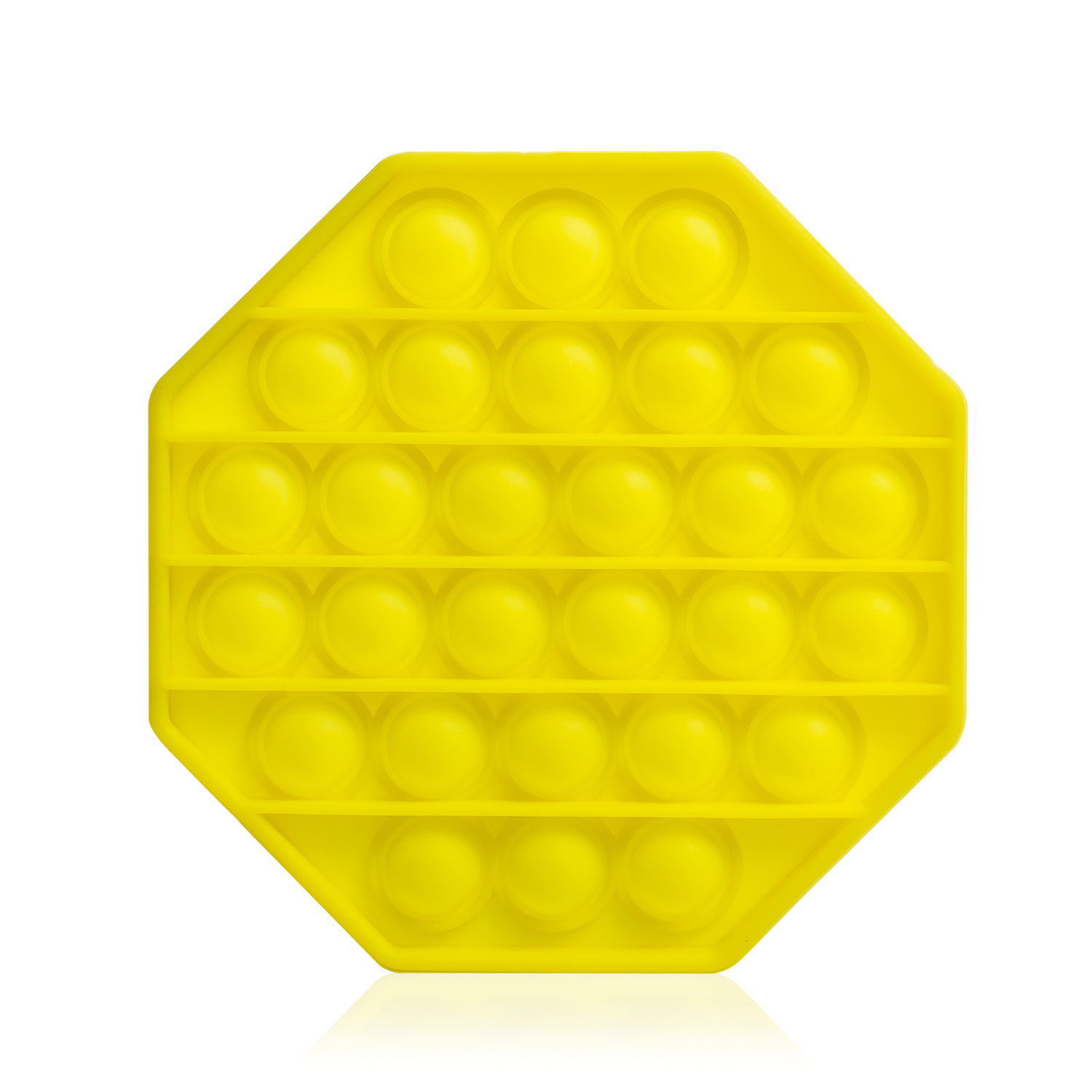 Un juguete pop-it amarillo con muchas burbujas sobre fondo blanco.