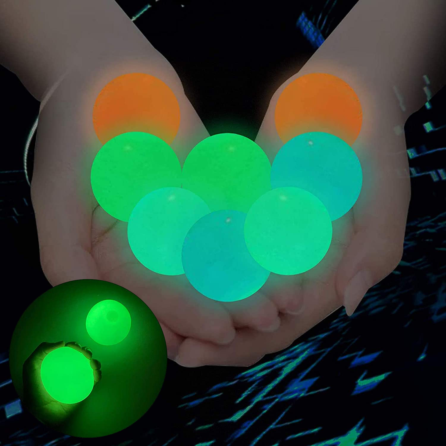 Manos sosteniendo bolas brillantes en tonos verdes, azules y naranjas.