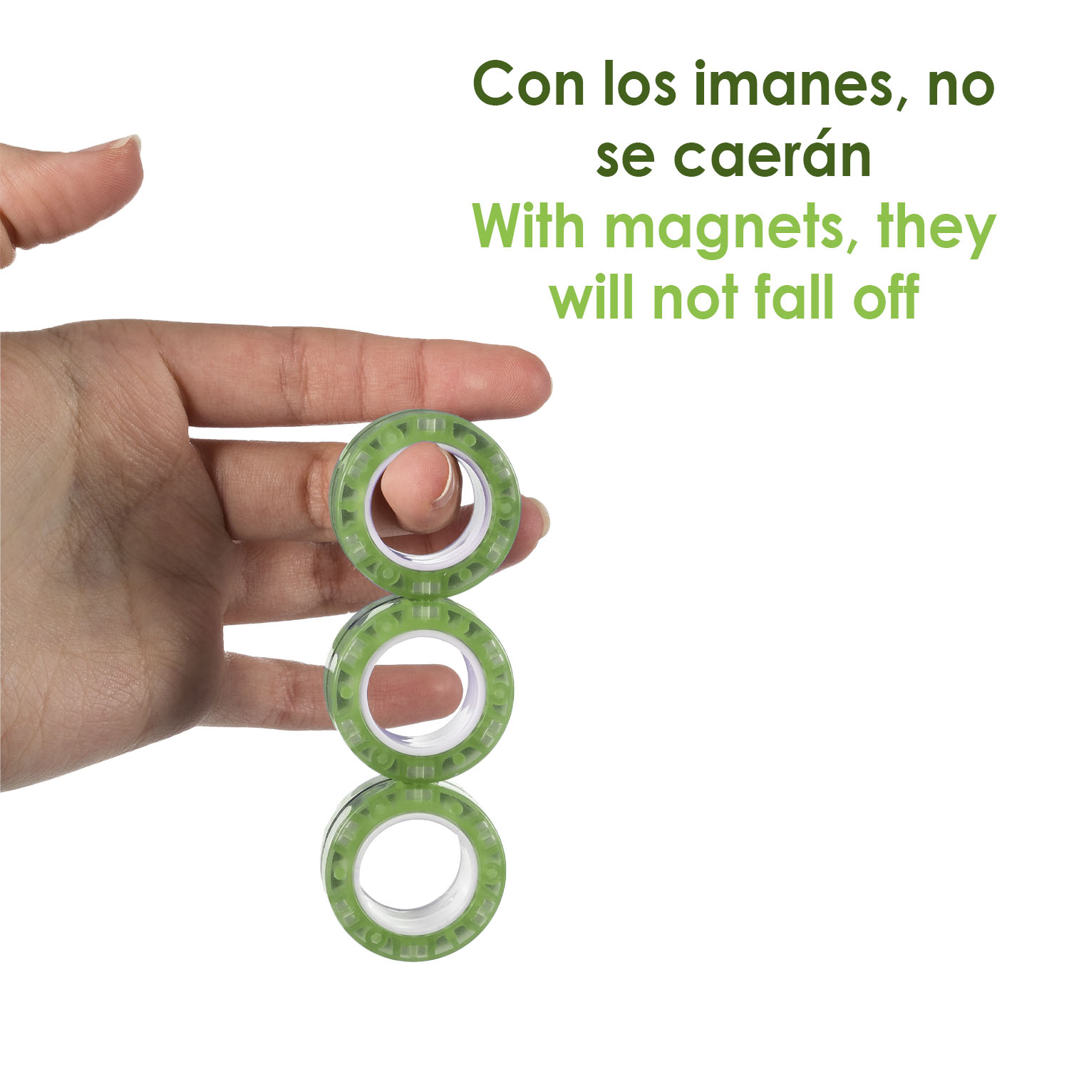 Magneti ad anello verdi tenuti da una mano. Non cadranno.
