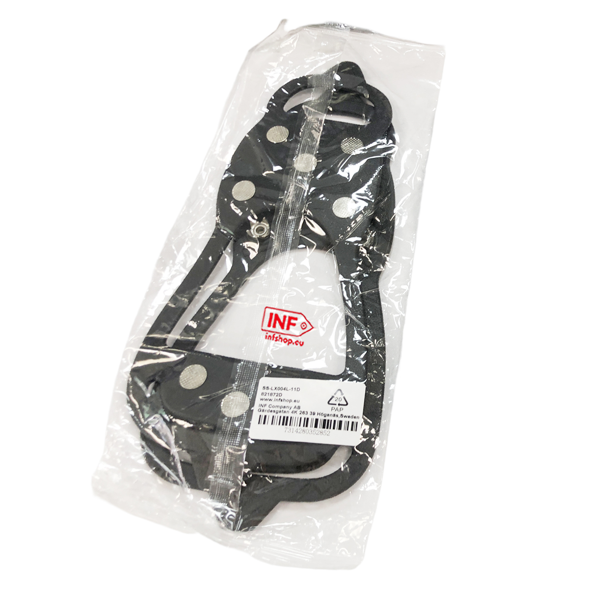 Czarne nakładki na buty z metalowymi ćwiekami w przezroczystym opakowaniu.