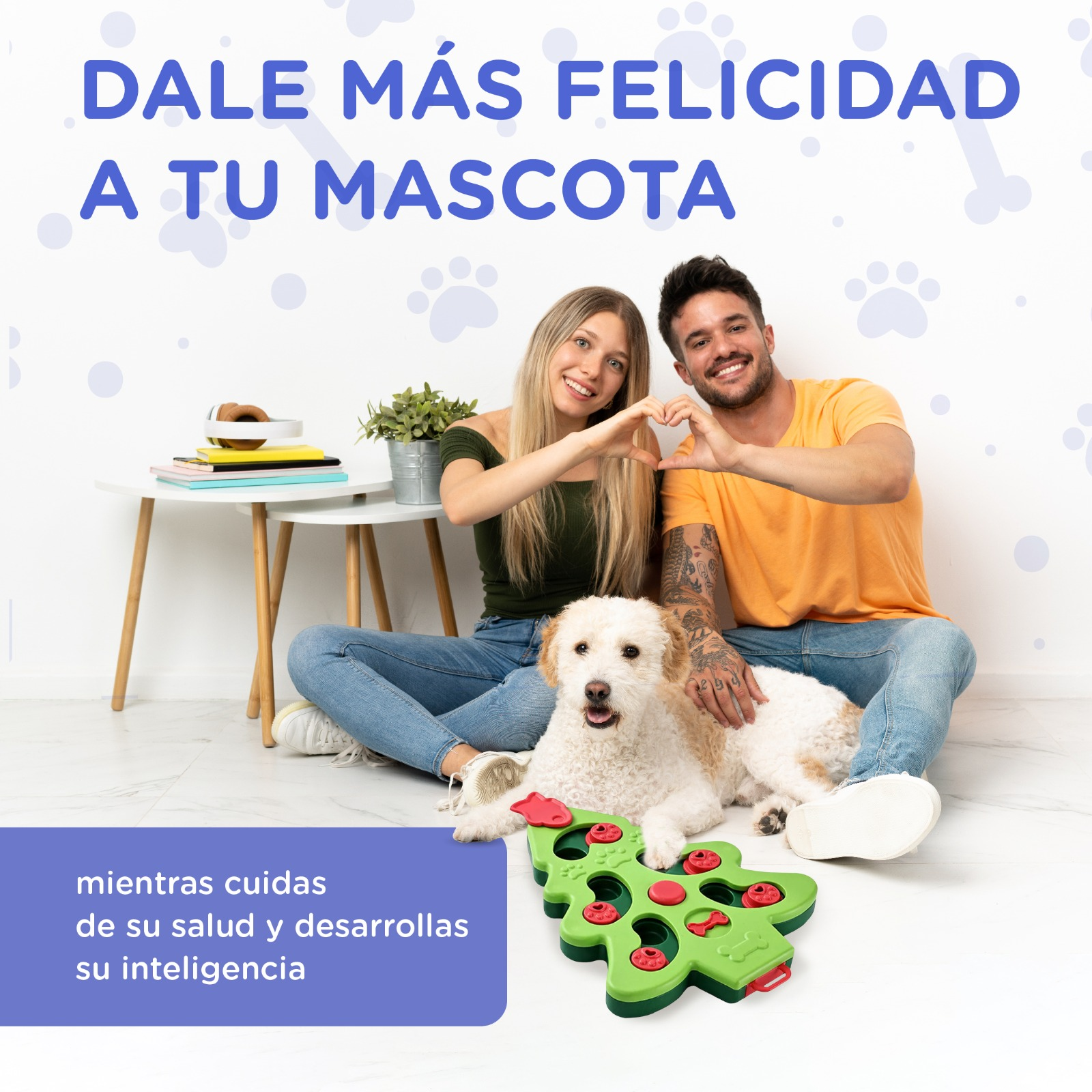 Una pareja y un perro formando corazones con las manos, juguete verde.