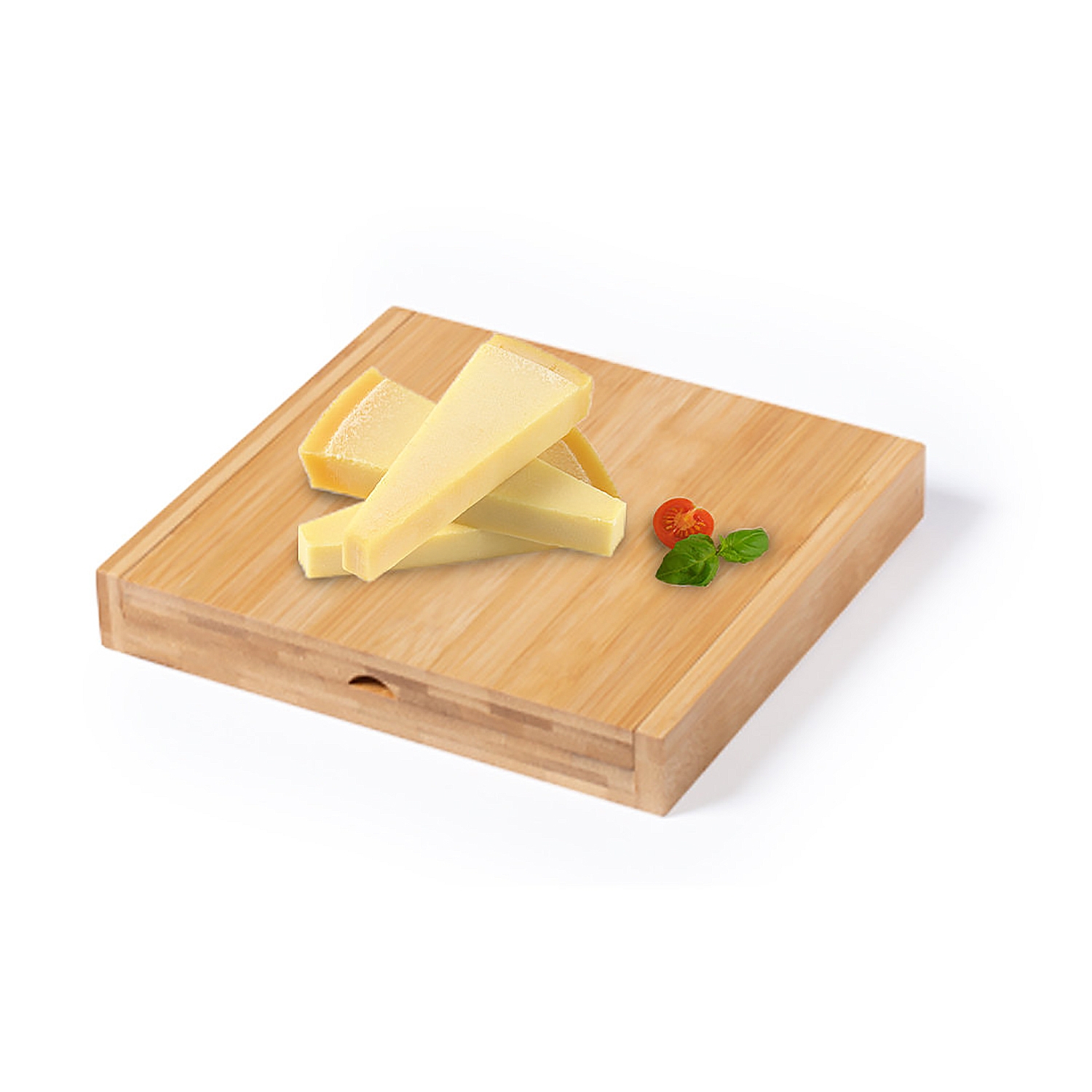 Tre spicchi di formaggio su tagliere in legno con basilico e pomodorino.