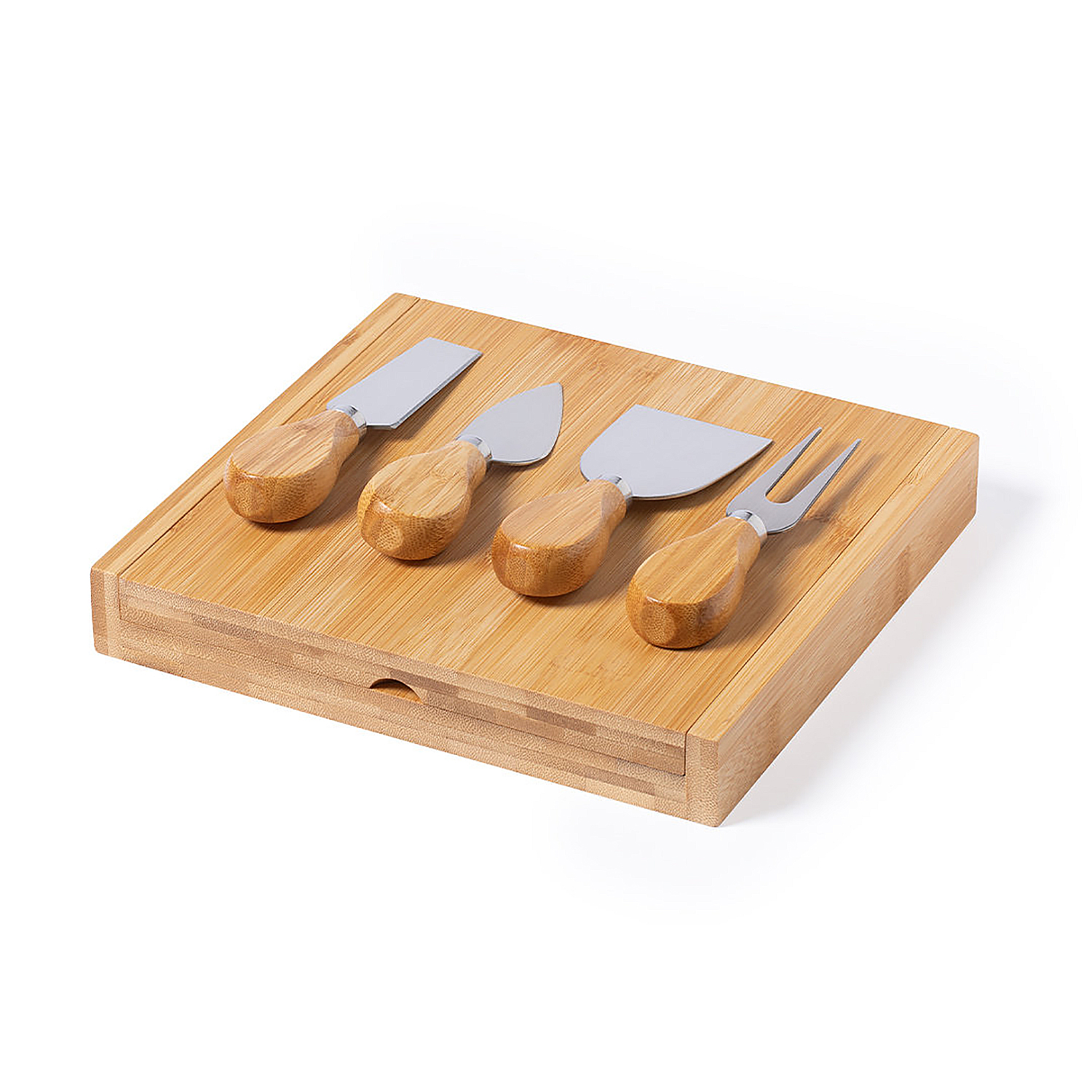 Un set di attrezzi per formaggio con manici in legno su un tagliere.