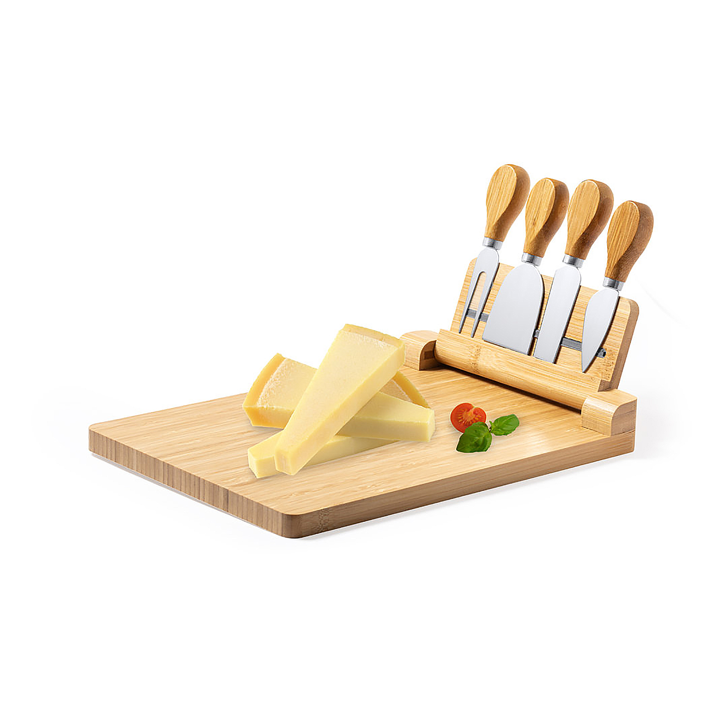 Tagliere per formaggio in legno con quattro coltelli e formaggio. Guarnizione pomodoro.