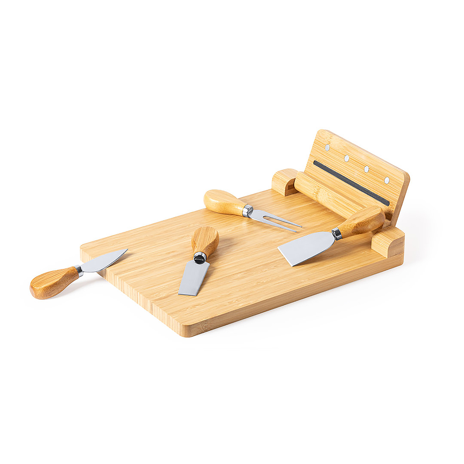 Un tagliere per formaggio in bambù con quattro coltelli e forchette.