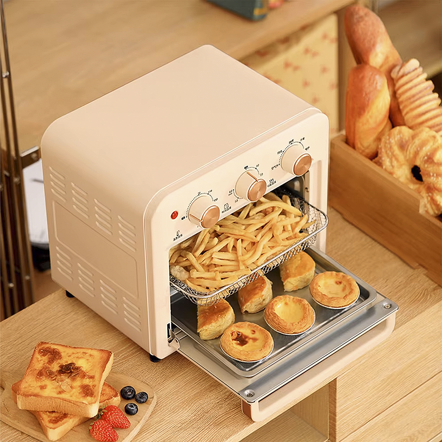 Un horno pequeño con patatas fritas, bollería y tostadas. Panes al fondo.