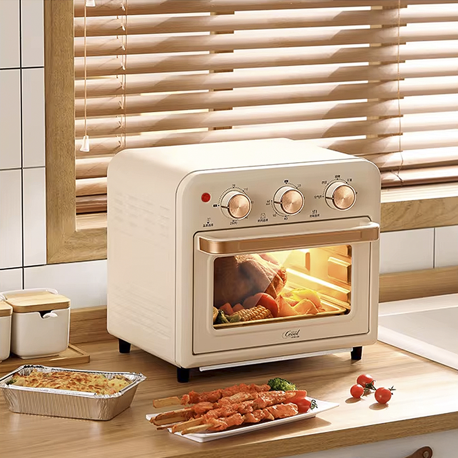 Un horno color crema con un asado, verduras y brochetas al lado.