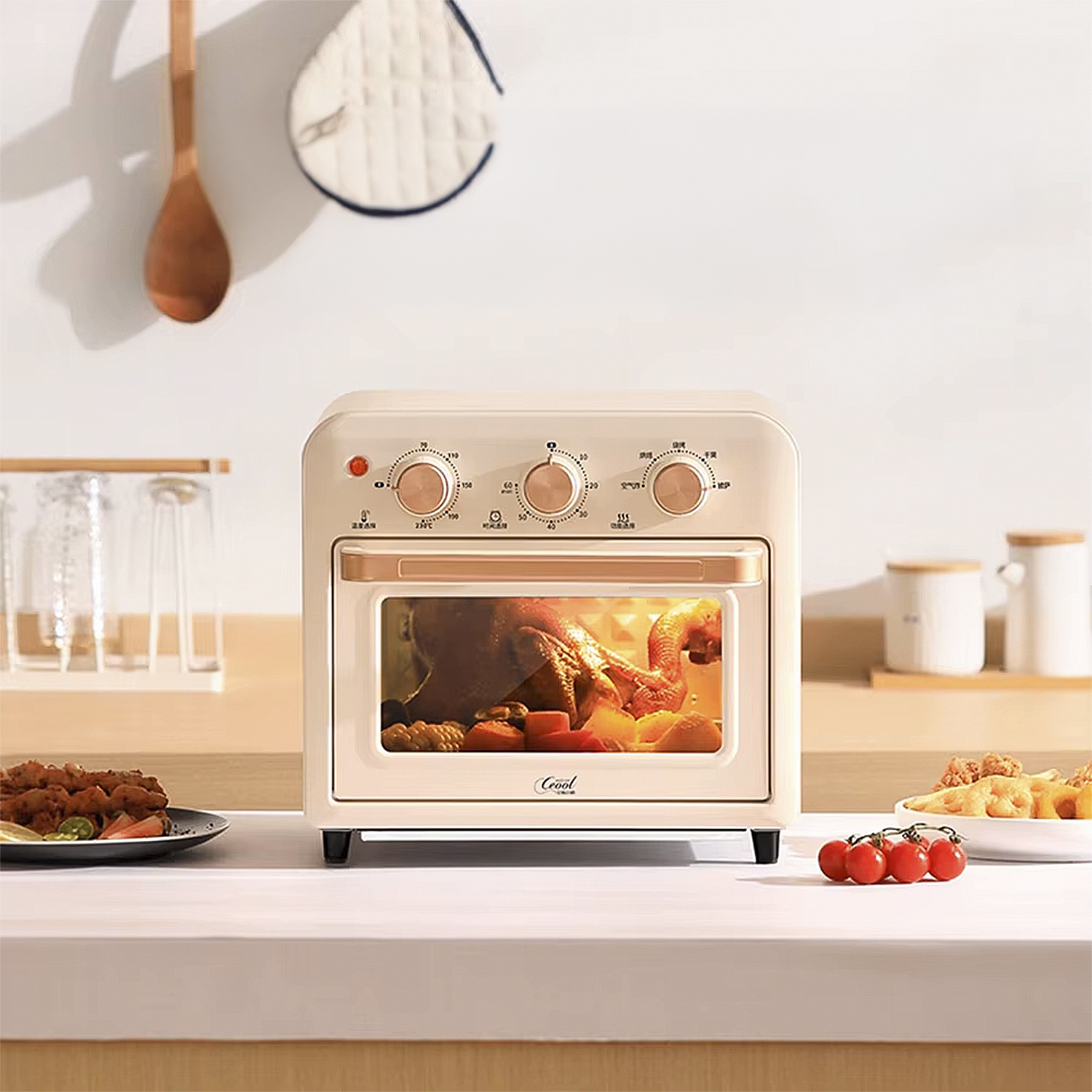 Un horno color crema con un pollo asado y verduras dentro.
