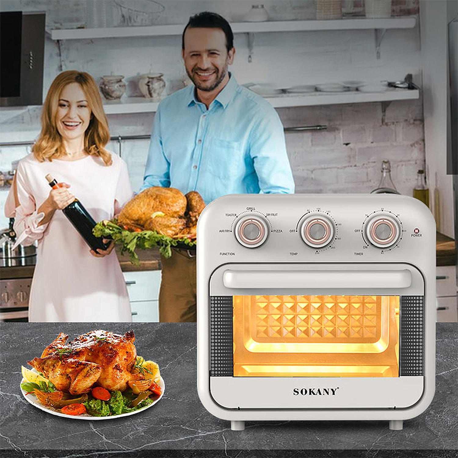 Una pareja en la cocina con pollo asado y vino. Una freidora de aire en primer plano.