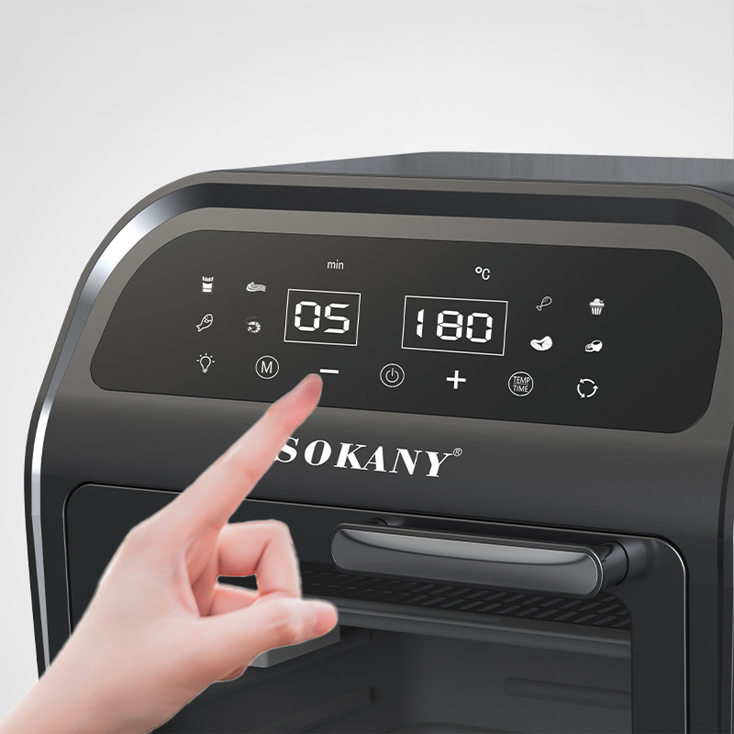 Un dedo toca el panel de control de un horno freidora de aire Sokany negro con pantalla digital.