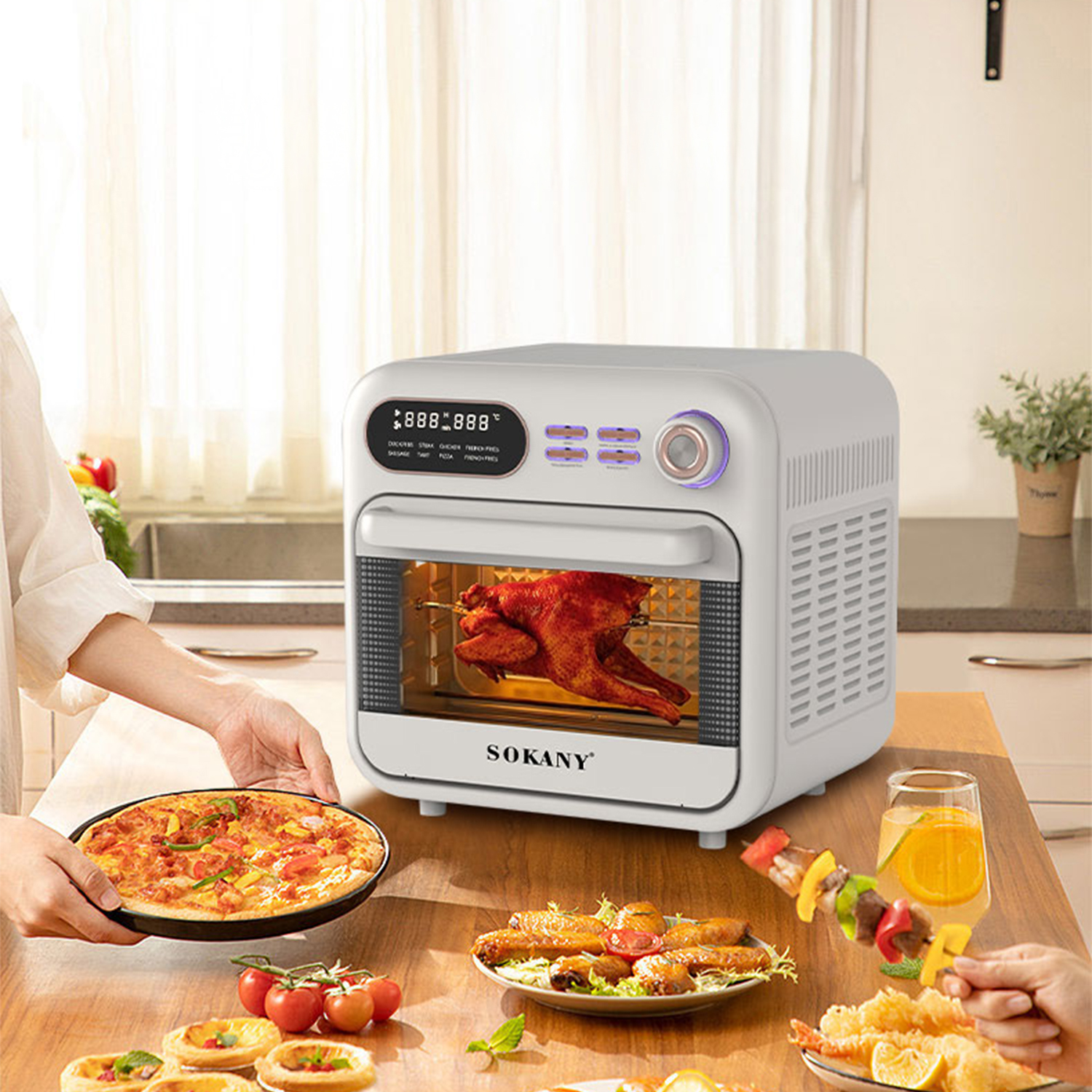 Un horno blanco asa un pollo. Cerca hay pizza, alitas de pollo y camarones.