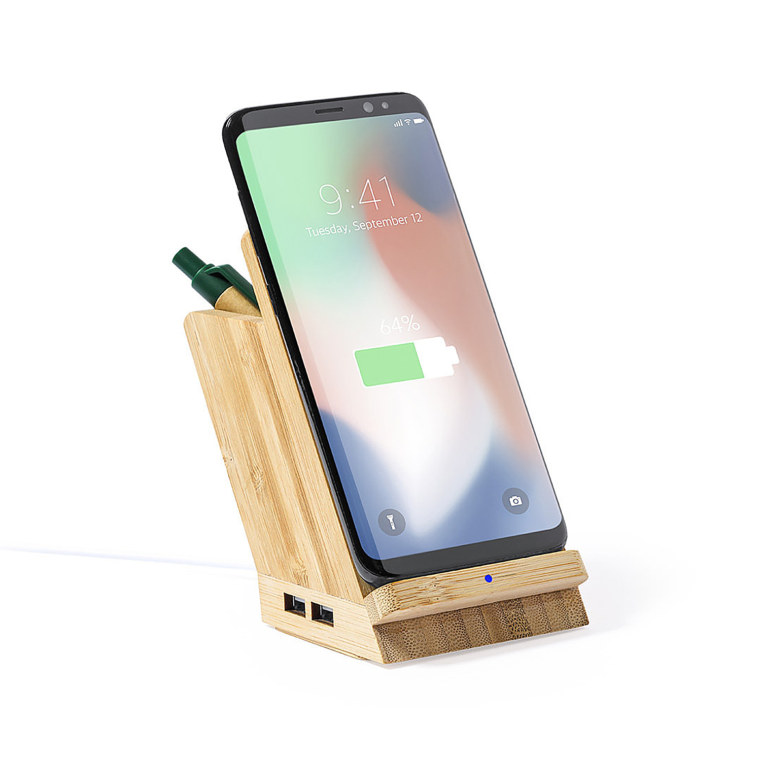 Un smartphone cargando en un soporte de bambú con puertos USB.