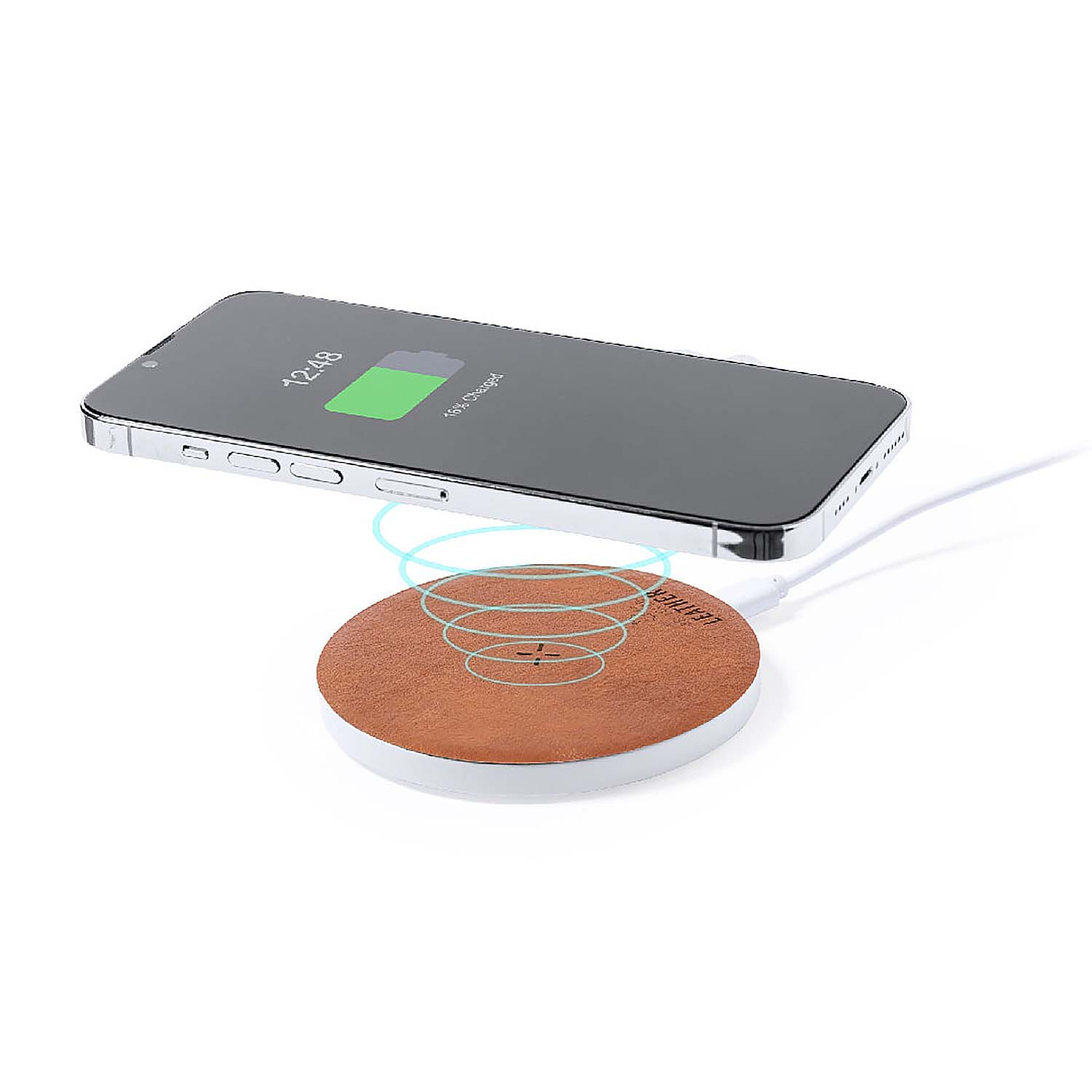 Un smartphone se carga en una base de carga redonda marrón.