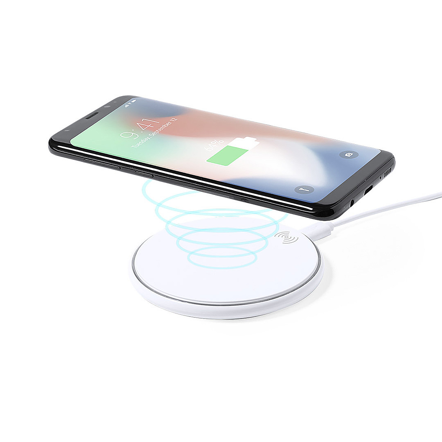Un smartphone se carga inalámbricamente en una base de carga blanca.