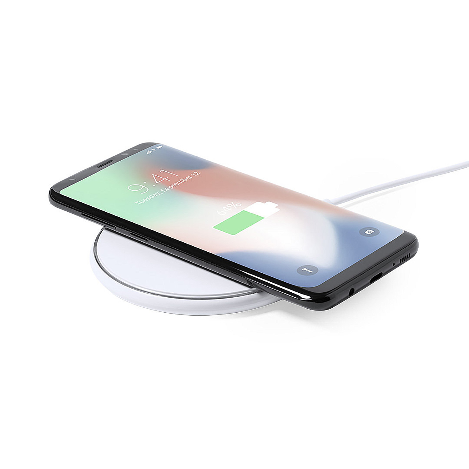 Un smartphone se carga en un cargador inalámbrico blanco, la pantalla muestra 64%.
