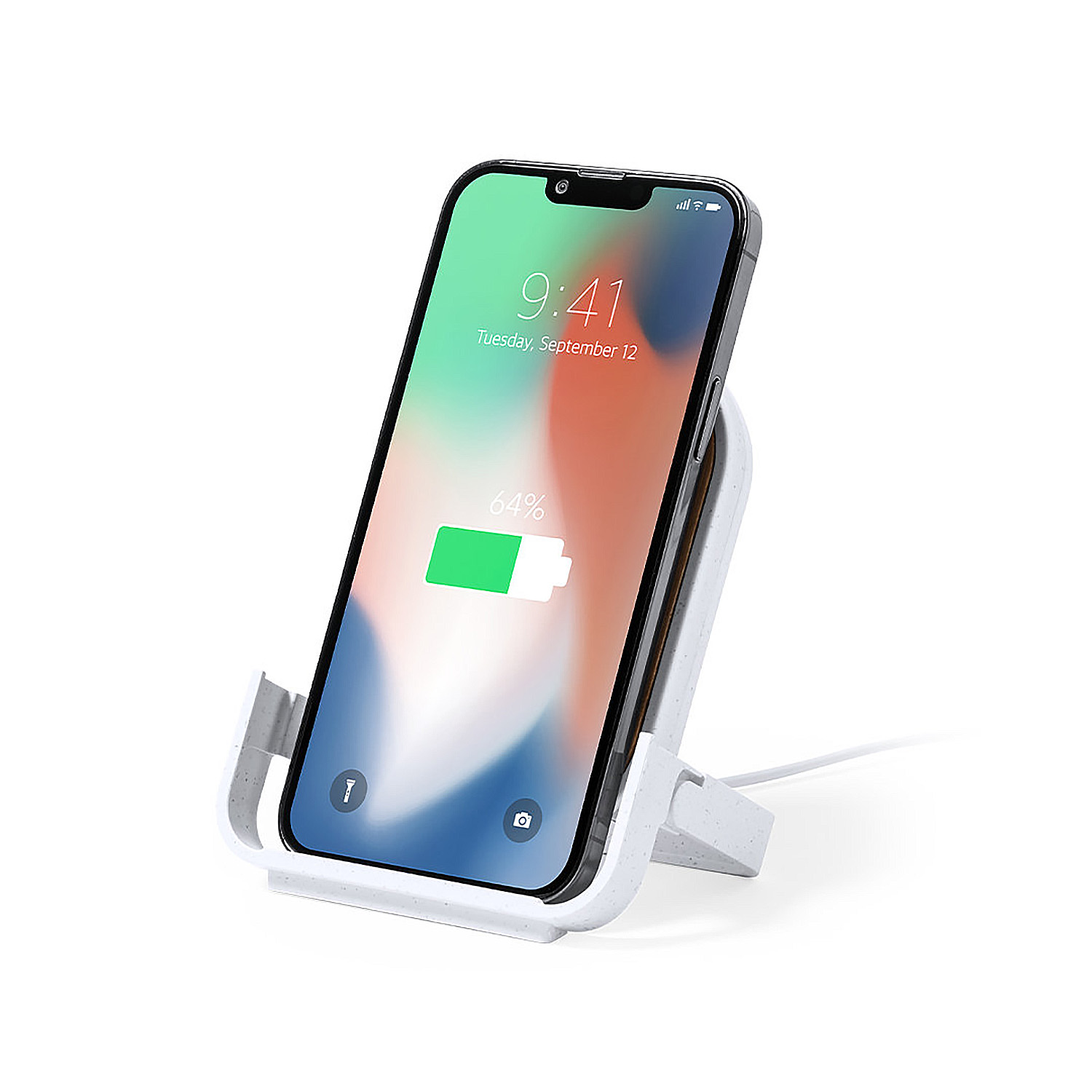 Uno smartphone con il 64% di batteria su un supporto di ricarica bianco.